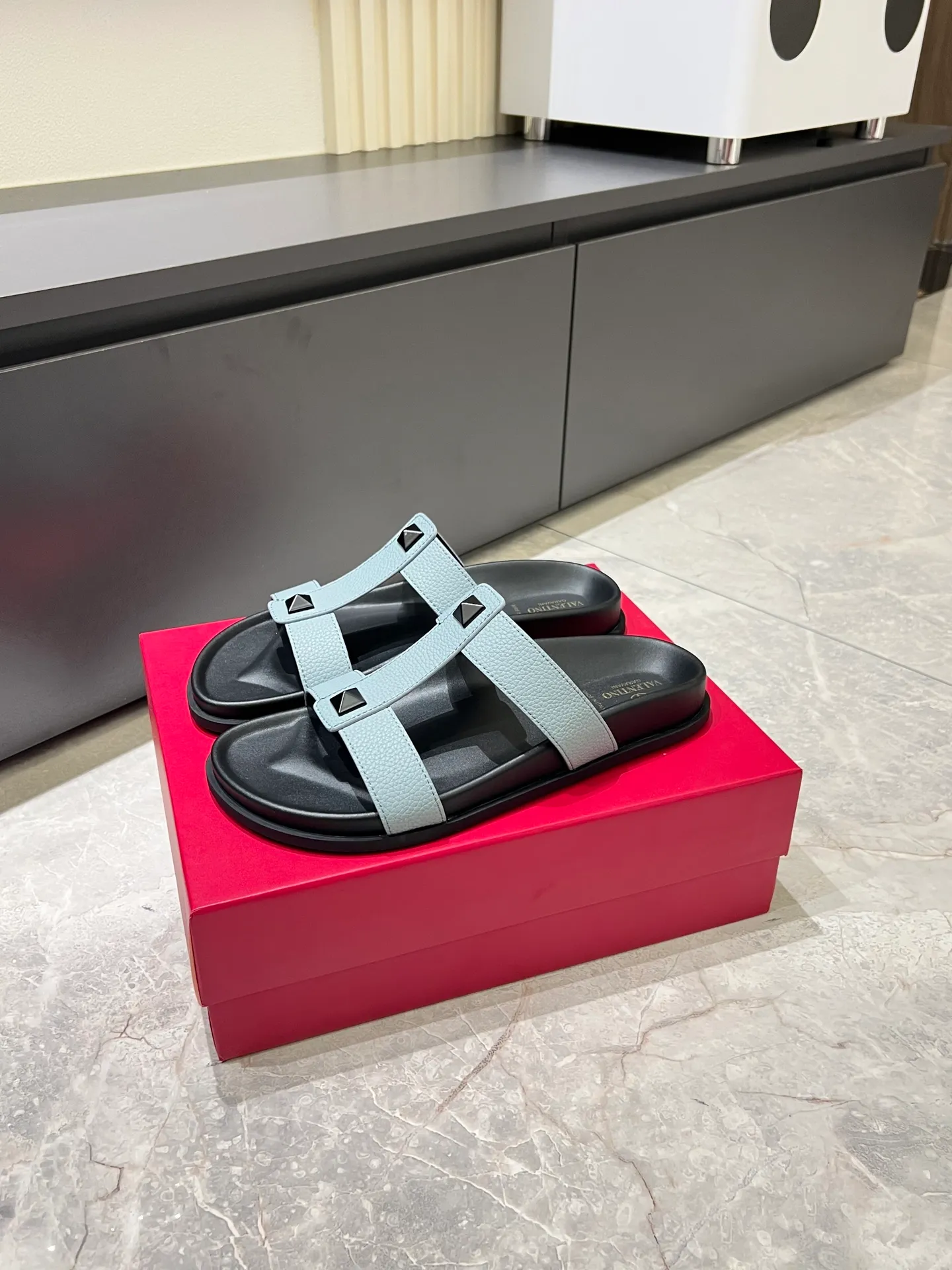Men's shoes 💰p300 VALENTINO Men's 🧍‍♂️ Spring and summer new style metal logo flat slippers, elegant sandals, the same style worn by celebrities, original molding, imported calfskin. Rubber outsole. Soft and durable, full set of counter packaging size: 39-44 (.45.46 customized)